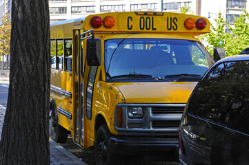 Bus scolaire jaune américain nommé school bus, renommé cool US, garé à l'entrée nord de...
