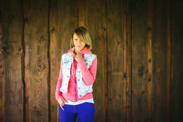 Fototapeta premium Young woman in front of wooden wall