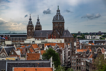 Obraz premium Blick von der Oude Kerk über Amsterdam zur Basiliek van de Heilige Nicolaas
