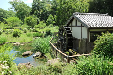 Fototapeta na wymiar 東京都稲城市の公園にある水車