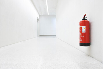 Langer heller Gang mit einem Feuerl&ouml;scher