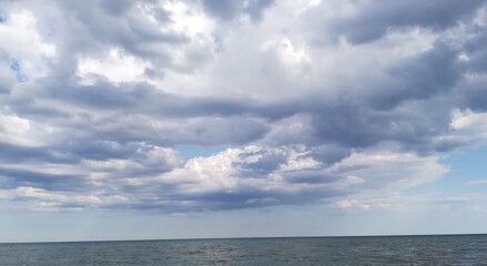 foto nuvole grandi al mare