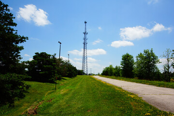 Obraz premium A cell phone tower in the middle of nowhere on the horizon.