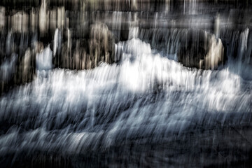 Wilder Eisbach in der Innenstadt von München