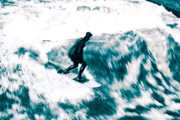Surfer auf dem Eisbach in München