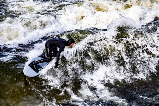 Surfer auf dem Eisbach in M&uuml;nchen