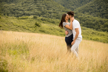 Obraz premium Pretty young couple in love outside in spring nature