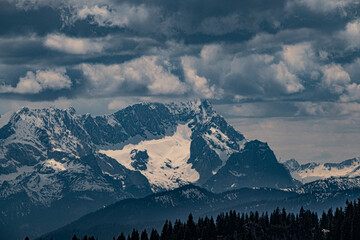Berge mit Gewitterstimmung