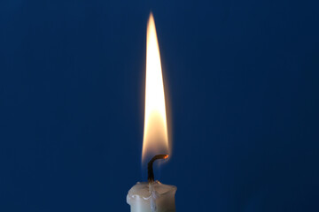 un gros-plan d'une bougie en hommage à la vierge marie