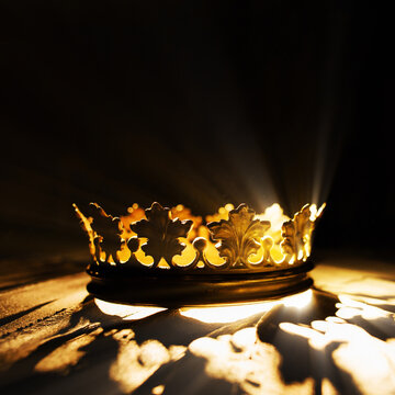 The Crown On A Black Background Is Illuminated By A Golden Beam. One To One. Crown In The Center On Black. Low-key Image Of A Beautiful Queen Crown Over Fantasy Of The Medieval Period. Game. Thrones.