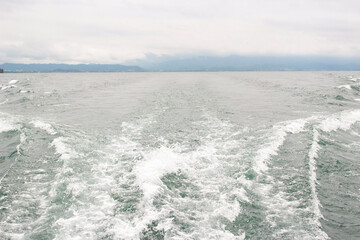 山をバックに大海原が広がっています。