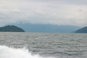 山をバックに大海原が広がっています。