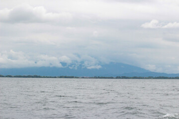 Fototapeta na wymiar 山をバックに大海原が広がっています。