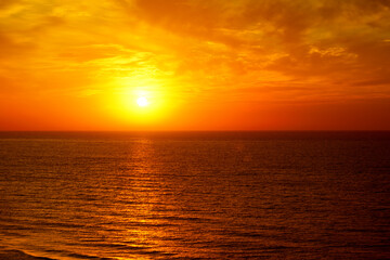 Obraz premium Fantastic ocean and sunset sky in red colors.