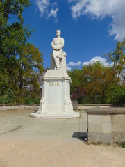 Fototapeta na wymiar Denkmal im Tiergarten