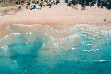Fototapeten Luftaufnahme zum tropischen Sandstrand und zum blauen Ozean. Blick von oben auf die Meereswellen, die an einem sonnigen Tag die Küste erreichen. Palawan, Philippinen. © Евгений Бахчев