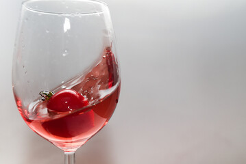 bicchiere di vino rosa con movimento