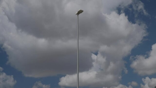 Nubes y farola (alumbrado de calle ).