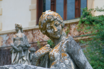 Fototapeta premium Estatuas decorativas del jardín palaciego del castillo de Peles en Sinaia, Rumanía.