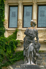 Estatuas decorativas del jardín palaciego del castillo de Peles en Sinaia, Rumanía.