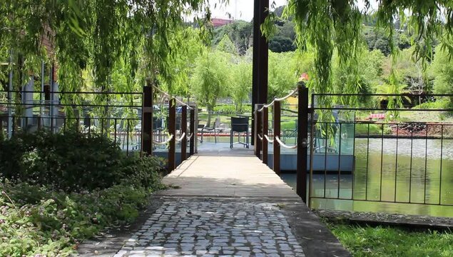 Mesas y sillas solas por el covid 