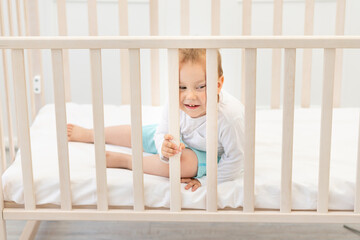 baby in the crib waiting for mom, baby 2 years in the crib