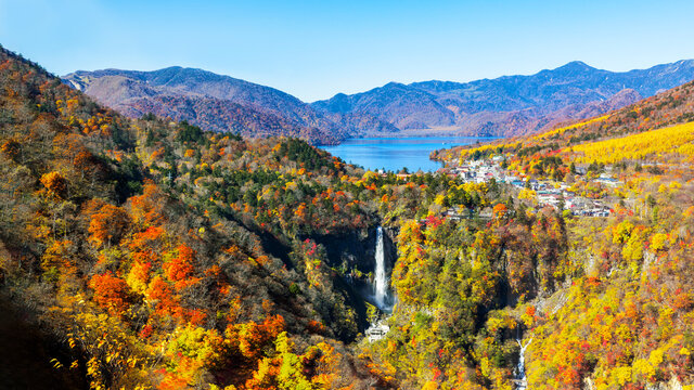 日光国立公園、紅葉に染まる中禅寺湖と華厳の滝の俯瞰