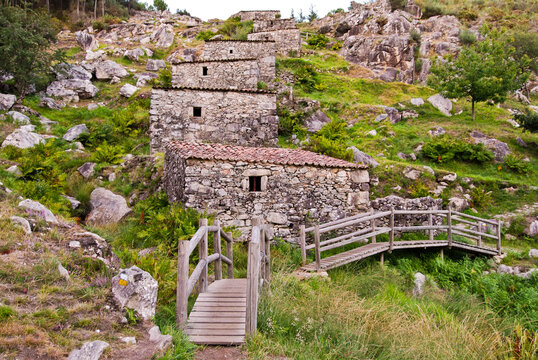 molinos de agua de Mu&iacute;&ntilde;os do Fol&oacute;n e do Pic&oacute;n en o rosal pontevedra, espa&ntilde;a