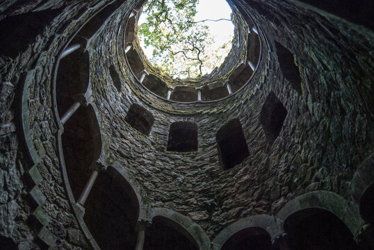 El pozo inici&aacute;tico de Quinta da Regaleira, en Sintra, Portugal