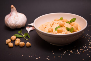 Bol con hummus y distintos ingredientes.