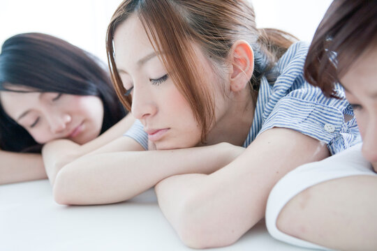 20代女性3人のうたた寝