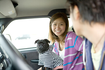 愛犬とドライブする20代男女
