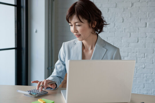 デスクワークをする40代女性