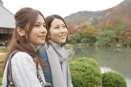 秋の景色を眺める女性2人