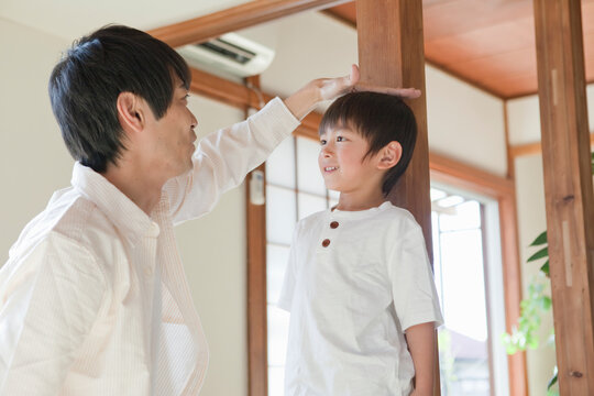身長を測る父と子