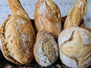 Delicious artisan breads of natural fermentation, crunchy on the outside and soft on the inside, ideal for a beautiful breakfast, snacks and family moments.