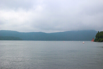 霧に包まれた山と海の中を、船は進む。