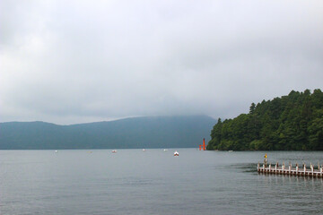 霧に包まれた山と海の中を、船は進む。