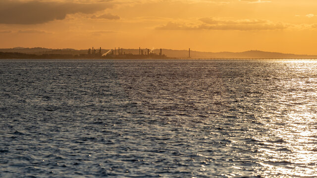 Raffineria di petrolio di Falconara vista dal mare al tramonto