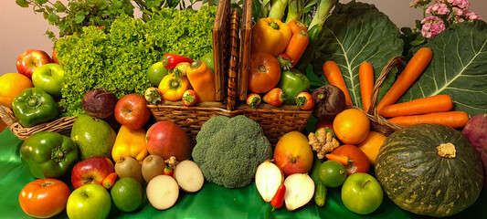 Delicious fruits, vegetables and greens that cannot be lacking in a healthy diet rich in vitamins and minerals.