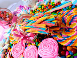 Fototapeta na wymiar Sweet and colorful sticks that, besides being beautiful and perfect to complete a table of sweets, are delicious.