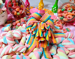 Sweet and colorful sticks that, besides being beautiful and perfect to complete a table of sweets, are delicious.