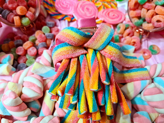 Sweet and colorful sticks that, besides being beautiful and perfect to complete a table of sweets, are delicious.