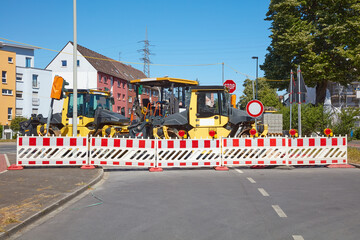 Abgesperrte Baustelle mit Baumaschinen an einer Strassenkreuzung.