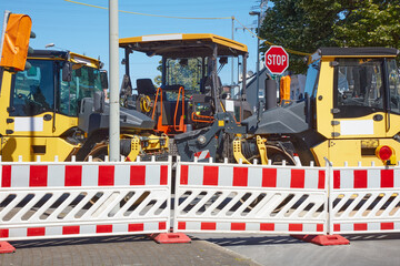 Abgesperrte Baustelle mit Baumaschinen an einer Strassenkreuzung.