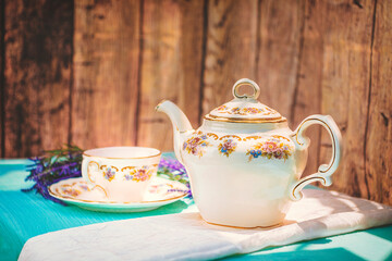 Taza de té caliente con su tetera, hora del té