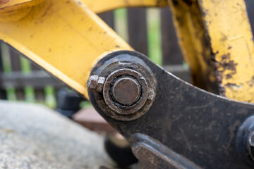 Details von einem gelben Minibagger auf einer Baustelle
