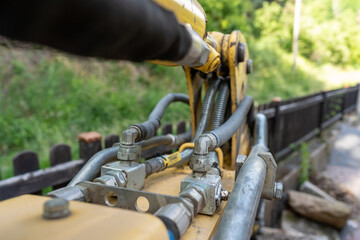Details von einem gelben Minibagger auf einer Baustelle