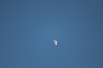 lune dans la nuit 