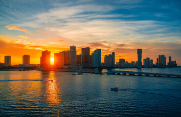 Fototapeta na wymiar miami city skyline at sunset sea boat downtown beautiful 